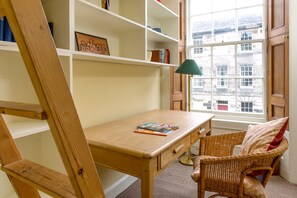 Room amenity - Quality Stay 3-Bedroom Apartment (Edinburgh)