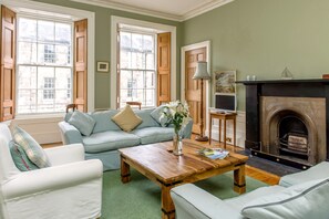 Living room - Quality Stay 3-Bedroom Apartment (Edinburgh)