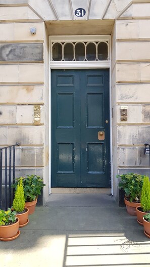 Property entrance - Quality Stay 3-Bedroom Apartment (Edinburgh)