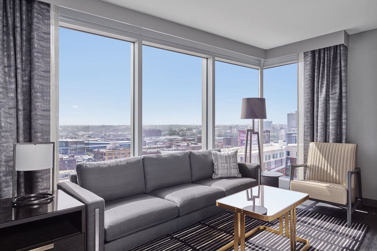 suite, 1 king bed, corner | 1 bedroom, premium bedding, pillow-top beds, minibar