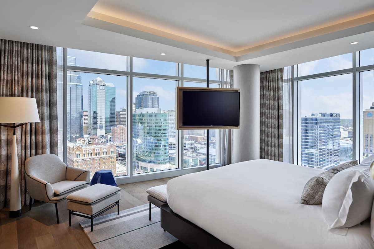 suite, 1 king bed, corner | 1 bedroom, premium bedding, pillow-top beds, minibar