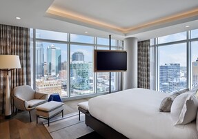 套房, 1 张特大床, 转角 | 高档床上用品、加厚床垫、迷你吧、客房内保险箱