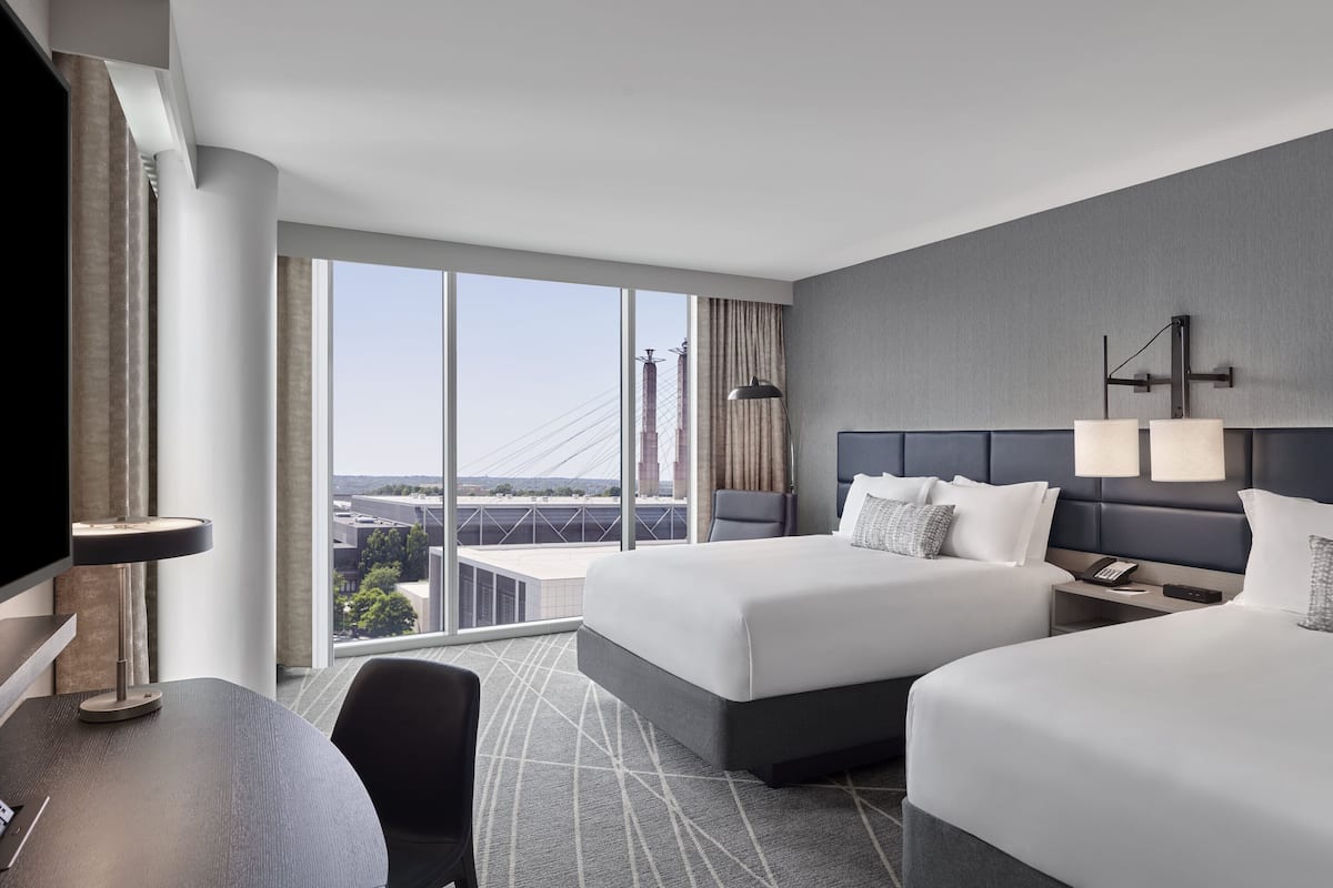 Luxury-Zimmer, 2 Queen-Betten, Eckzimmer | 1 Schlafzimmer, hochwertige Bettwaren, Pillowtop-Betten, Minibar