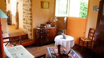 Suite, Terrace, Garden View | Living area