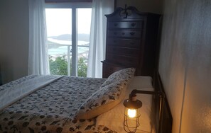 5 bedrooms, desk, iron/ironing board, travel crib