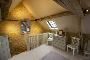 Interior - Converted Luxury Barn - The Potting Shed - Grade II listed (Cirencester)