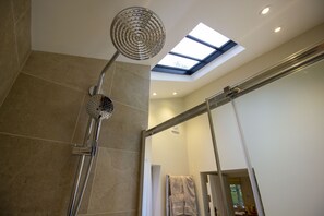 Douche, sèche-cheveux, serviettes fournies, savon