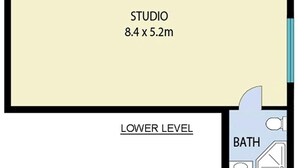 Distribución de un estudio de 8,4 por 5,2 metros en la planta baja, que incluye un baño.