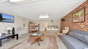 1 dormitorio, tabla de planchar con plancha, wifi