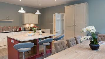 Signature appartement, 3 slaapkamers, niet-roken, 2 badkamers | Privékeuken | Een koelkast/vriezer, een magnetron, een oven, een kookplaat