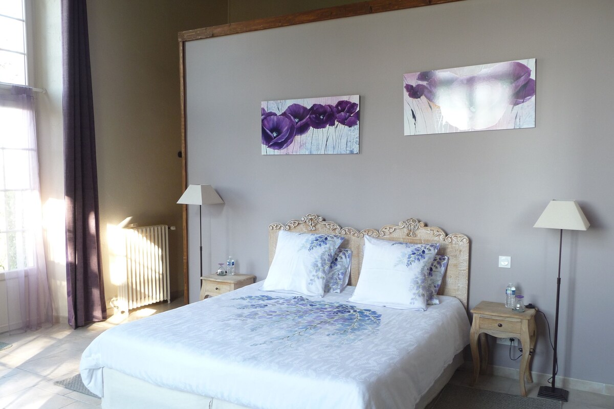 Doppelzimmer (La Glycine) | Individuell dekoriert, individuell eingerichtet, Schreibtisch