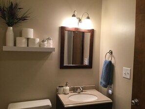 Tina con regadera, secadora de cabello, toallas, jabón 