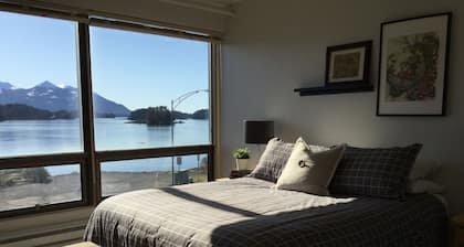 Downtown Apt 6 w/ Panoramic Ocean & Mountain Views