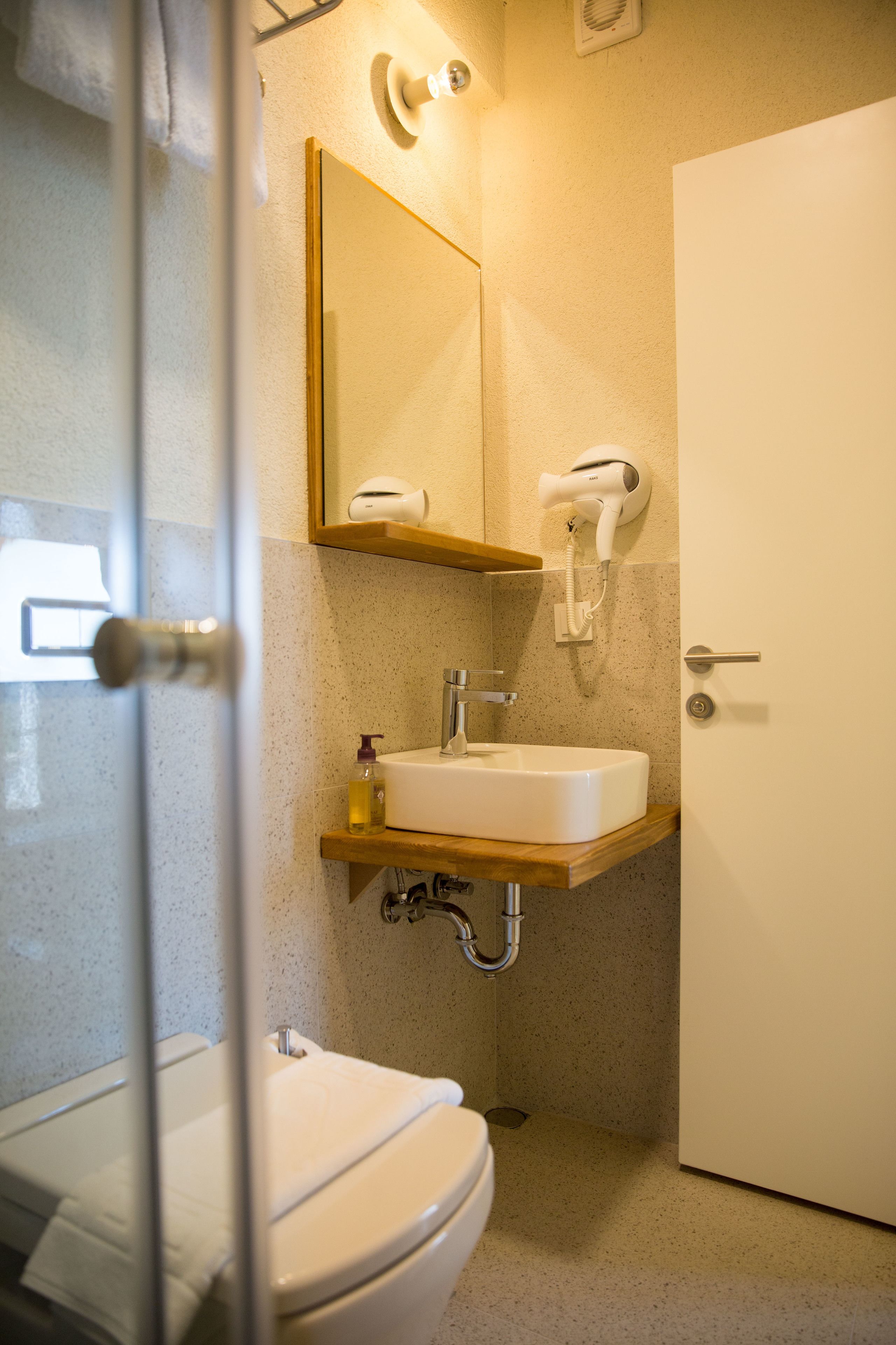 shower, rainfall showerhead, free toiletries, hair dryer