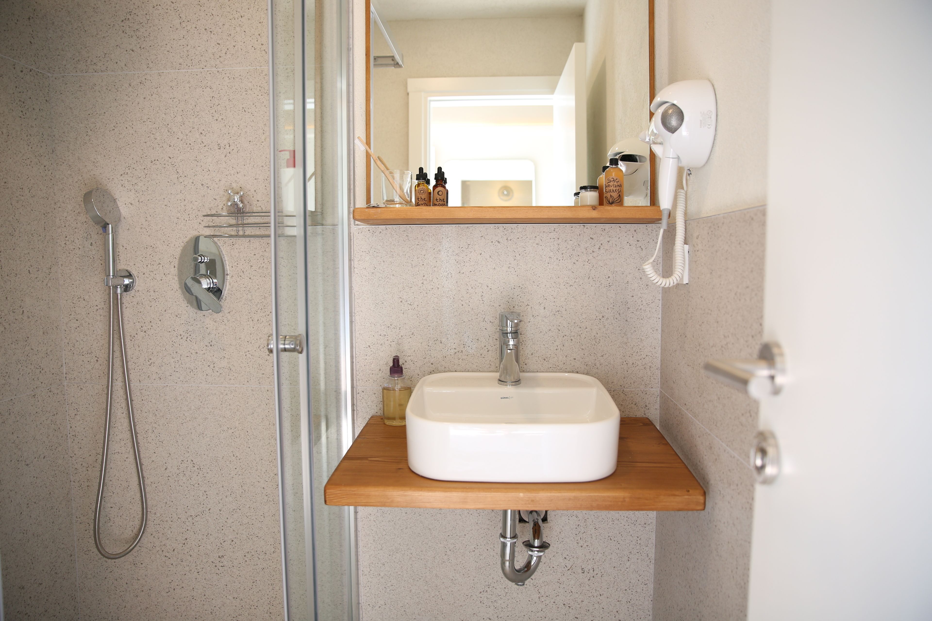 shower, rainfall showerhead, free toiletries, hair dryer