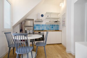 Apartment, 1 Queen Bed, Terrace | Private kitchen | Fridge, stovetop, highchair, cookware/dishes/utensils - La Terrazza di Archimede (Syracuse)