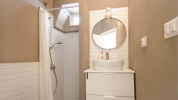 Appartamento, 1 letto queen, terrazzo | Bagno | Doccia, set di cortesia gratuito, asciugacapelli, bidet