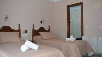 Escritorio, wifi gratis y ropa de cama