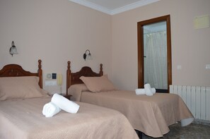 Desk, free WiFi, bed sheets - Hotel Doña Carmen (Ronda)