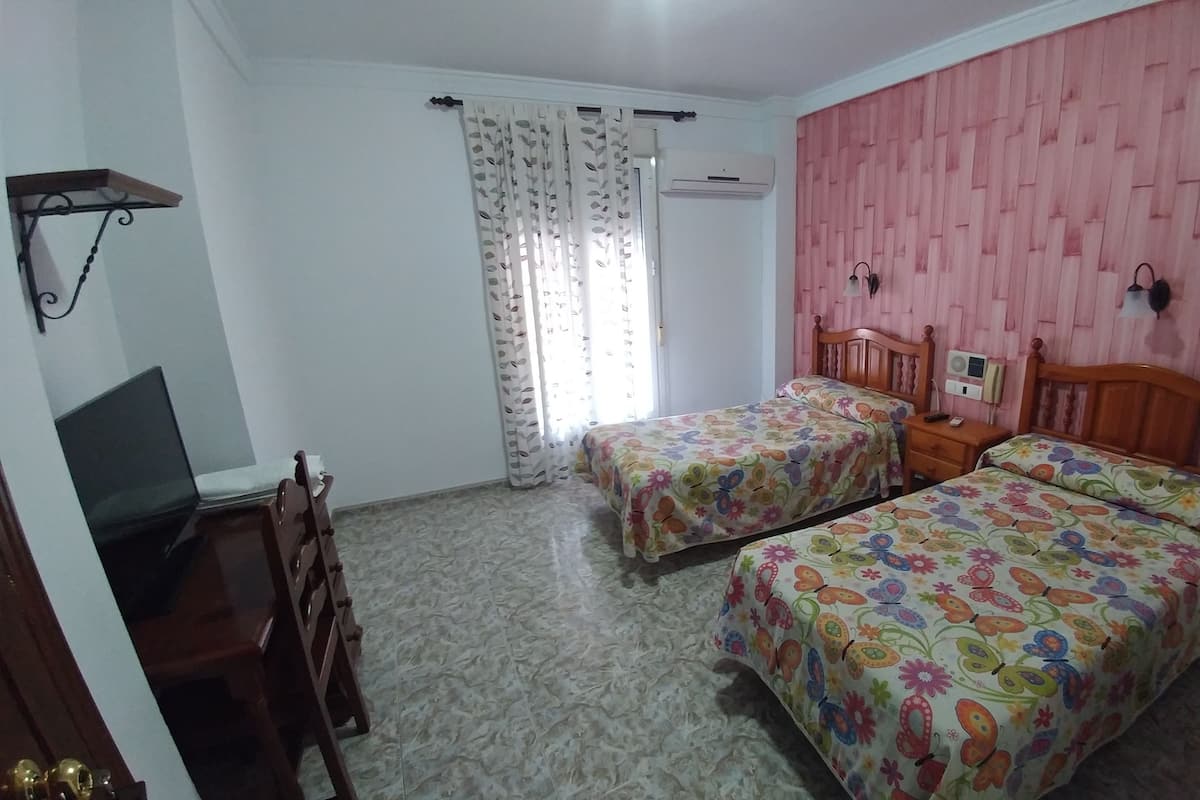 Escritorio, wifi gratis y ropa de cama