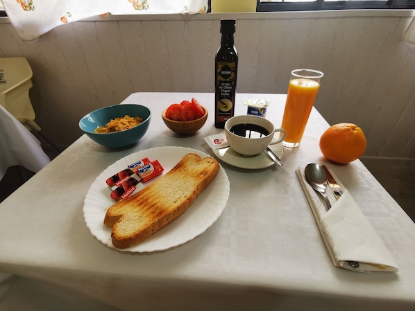 Free daily continental breakfast - Hotel Doña Carmen (Ronda)