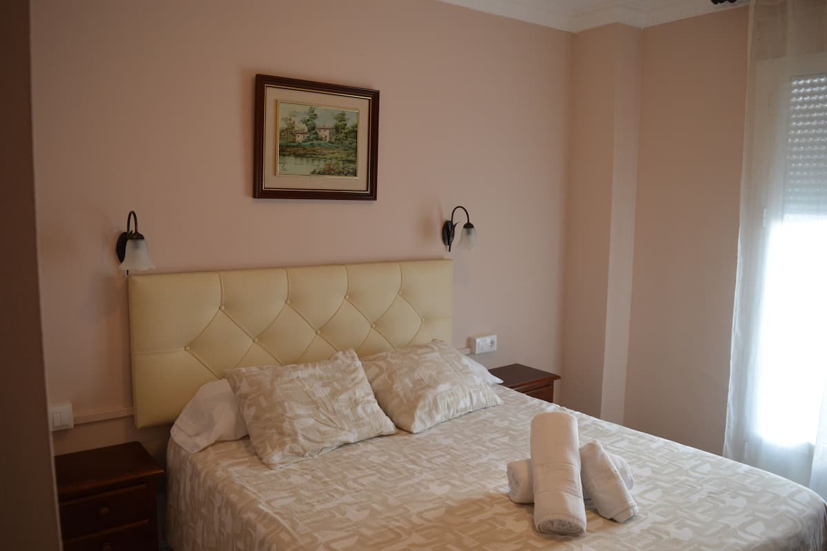 Habitación doble | Escritorio, wifi gratis y ropa de cama