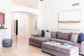 Smart-TV, Kamin, Stereoanlage