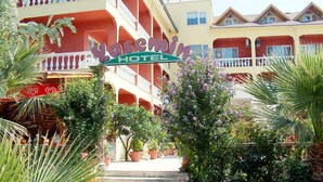 Entrada de un hotel con un cartel que dice 'Hotel Rossemin'.