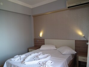 Standard Double Room | Desk, soundproofing, free WiFi, bed sheets - Yasemin Hotel (Erdek)