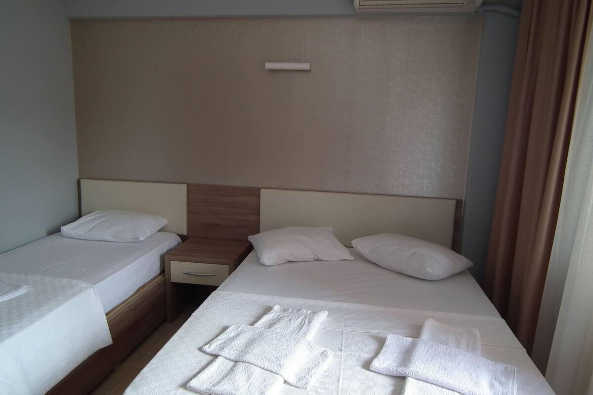 Standard Triple Room | Desk, soundproofing, WiFi (free), bed sheets