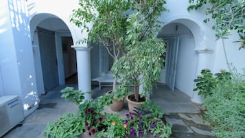 Traditional Two-Bedroom Family Apartment Garden Level | Vue de la chambre