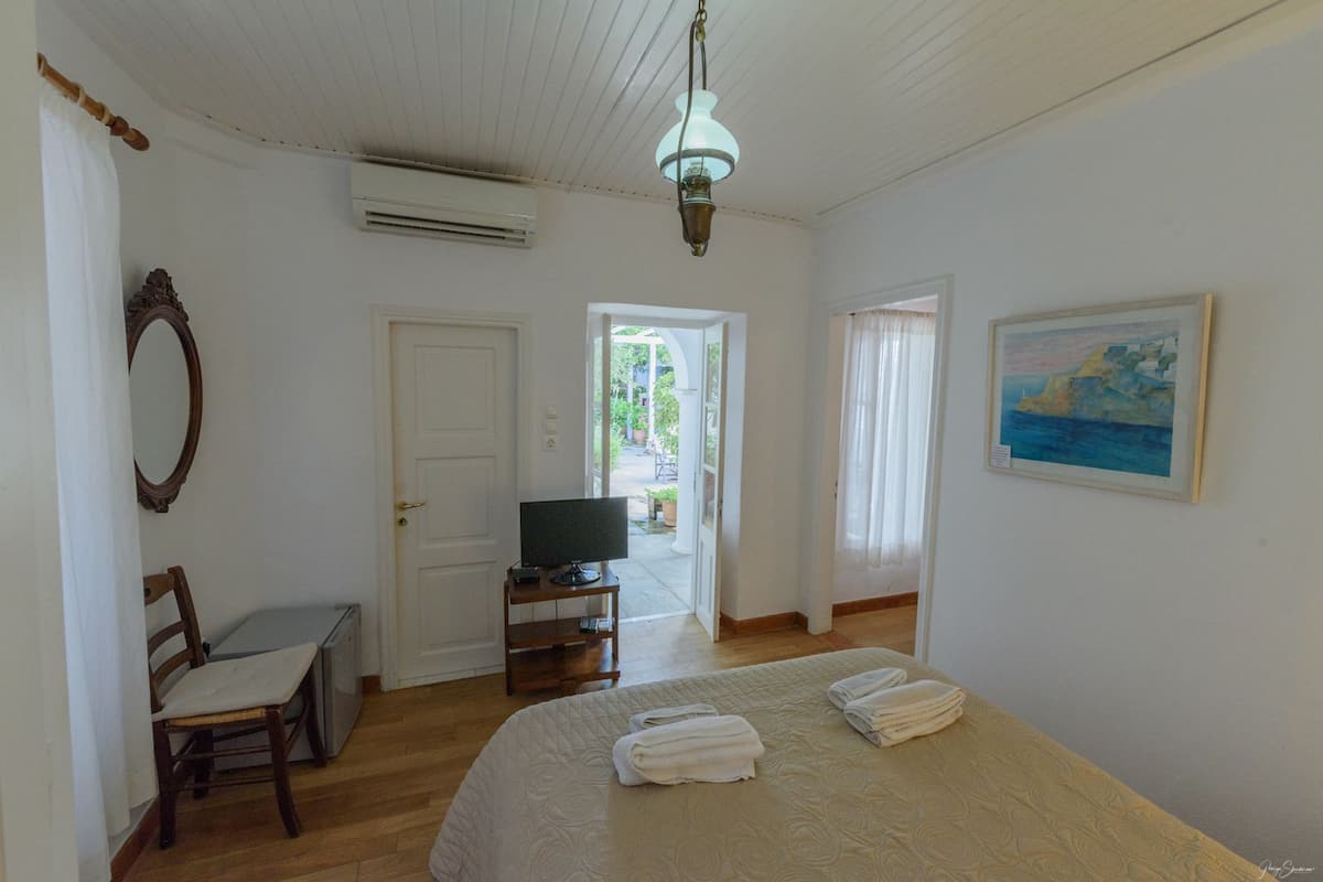 Traditional Two-Bedroom Family Apartment Garden Level | 2 camere, con arredamento individuale, postazione laptop