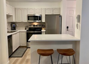 Refrigerador, microondas, horno y parrilla de estufa 