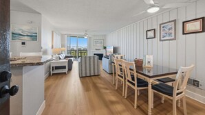 Una cucina moderna con zona pranzo, camino e vista sulla città.