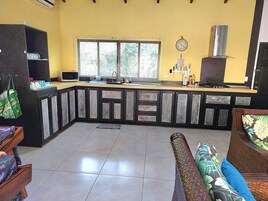 Casa superior, 3 habitaciones, vistas al jardín, junto a la piscina | Cocina privada | Frigorífico, microondas, horno y placa de cocina