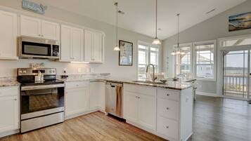 Frigorifero, microonde, forno, piano cottura