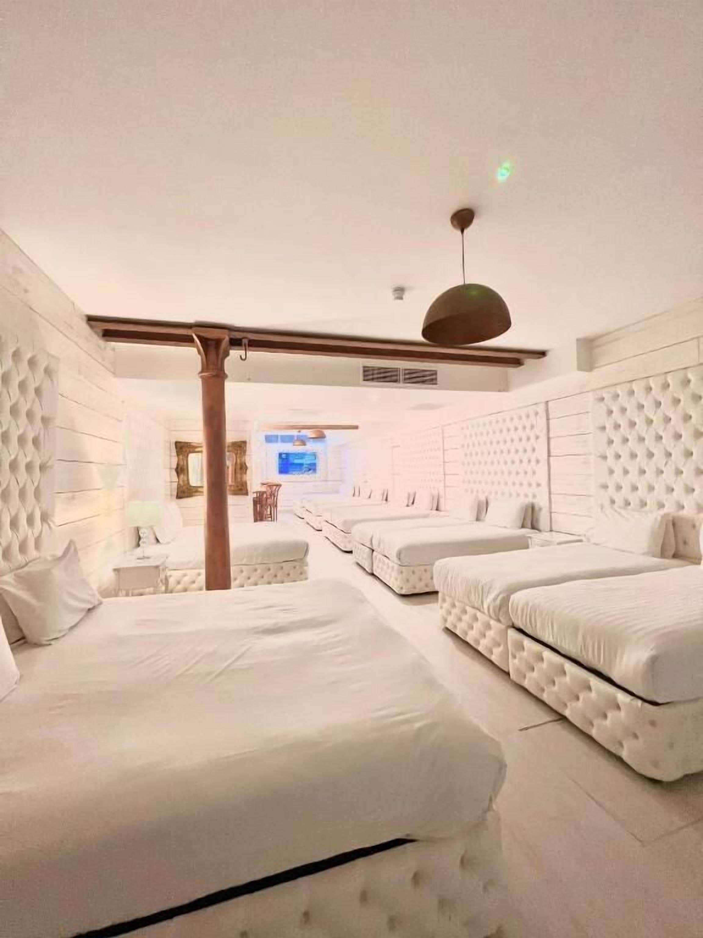 Cave for 28 | Wohnbereich