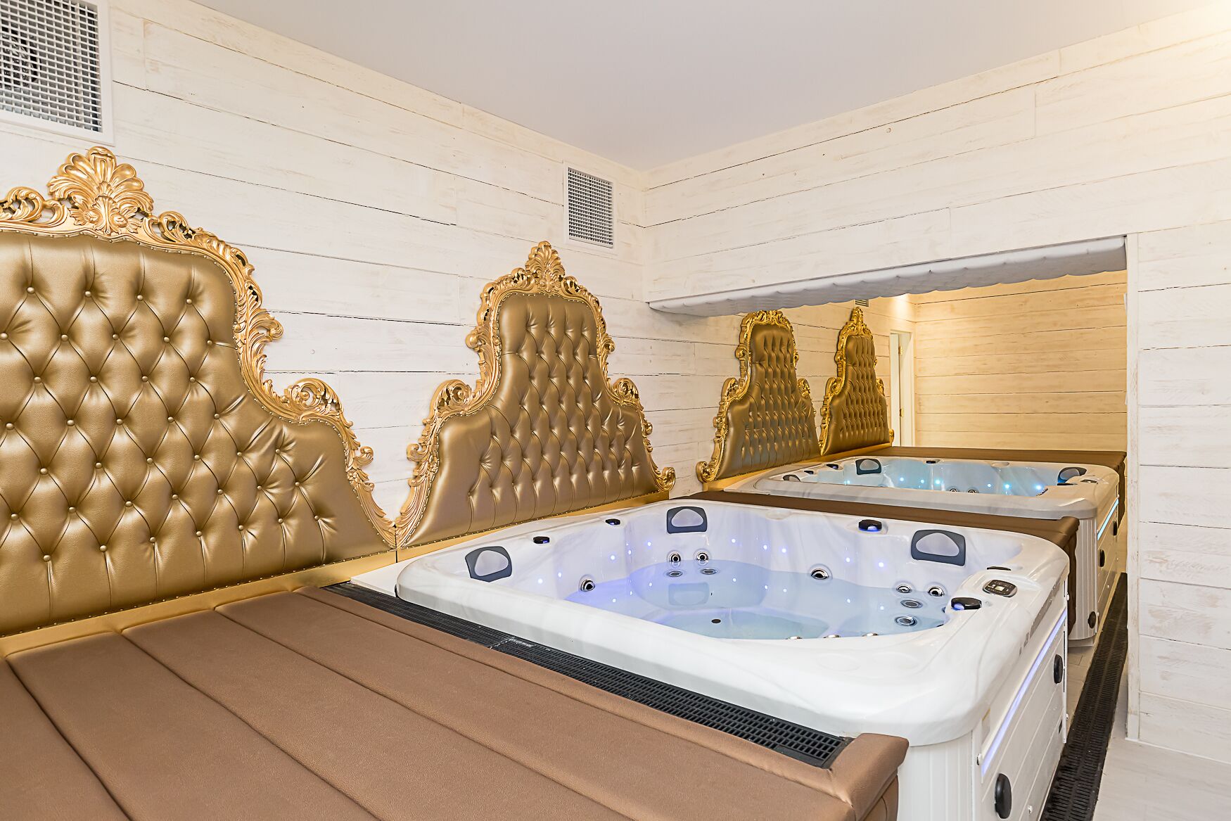 Elite Studio | Living area | 42-inch flat-screen TV with digital channels, TV, Netflix