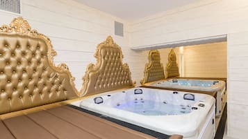 Elite Studio | Living area | 42-inch flat-screen TV with digital channels, TV, Netflix