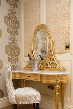 Egyptian cotton sheets, premium bedding, memory-foam beds - The Dixie Dean Hotel (Liverpool)