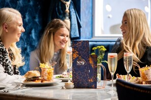 Breakfast, lunch and dinner served - The Dixie Dean Hotel (Liverpool)