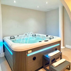 디럭스룸 | 이집트산 면 시트, 고급 침구, 메모리폼 침대, 각각 다른 스타일의 인테리어