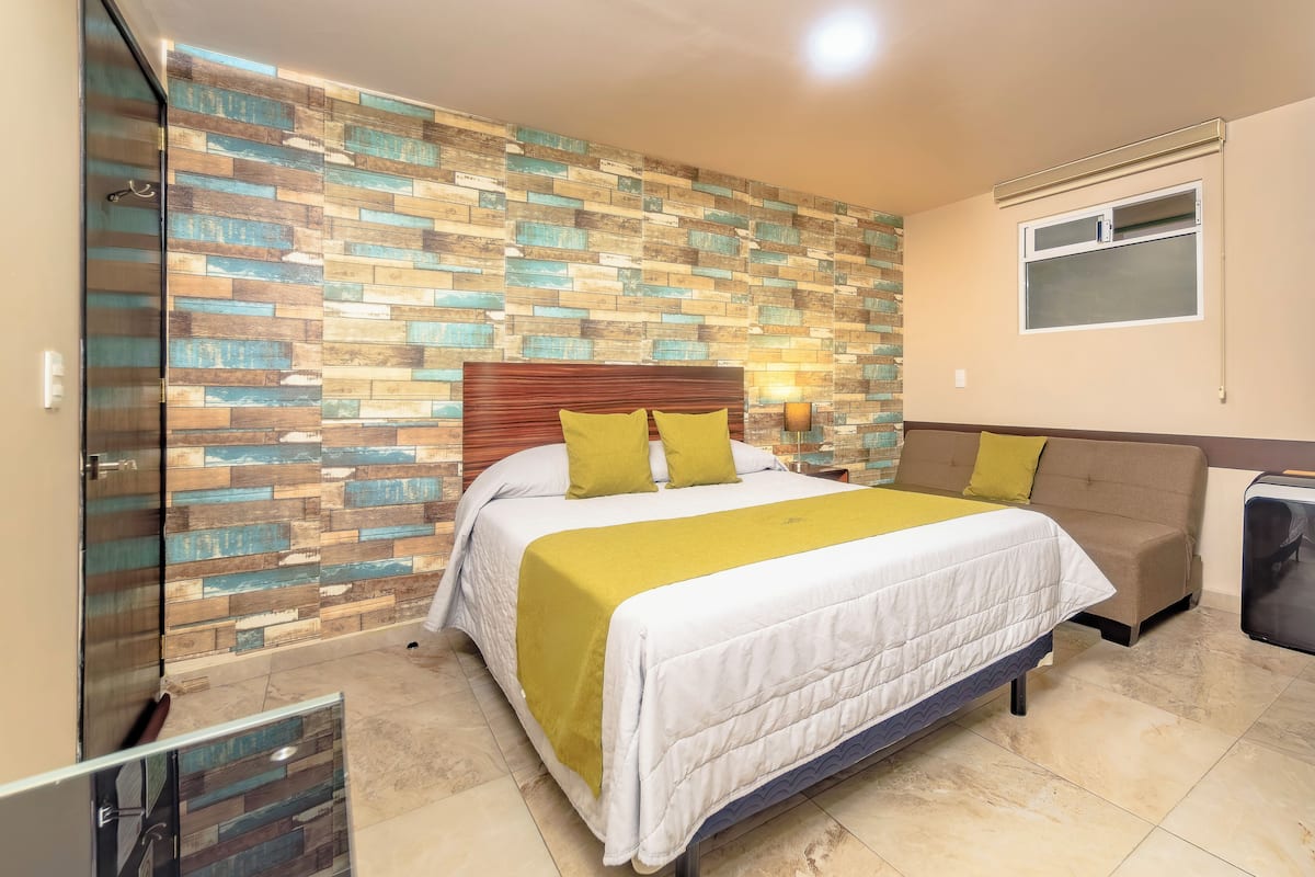 Basic Room, 1 Queen Bed | Desk, iron/ironing board, free WiFi, bed sheets