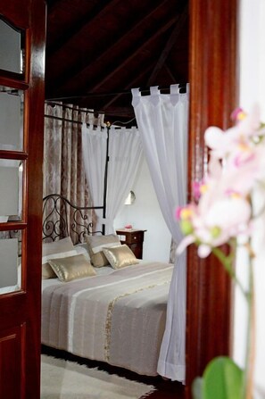 Geluiddichte muren, gratis babybedden, gratis wifi, beddengoed