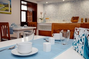 Café da manhã com buffet grátis todos os dias
