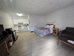 Iron/ironing board, free WiFi, bed sheets - Camelot Court Motel (Prince George)