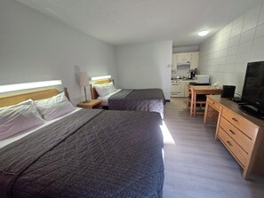 Room (Queen Room with Two Queen Beds) - Camelot Court Motel (Prince George)