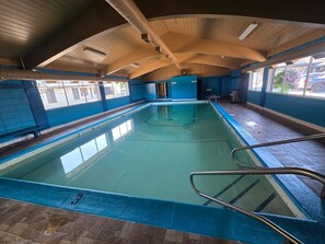 Indoor pool - Camelot Court Motel (Prince George)