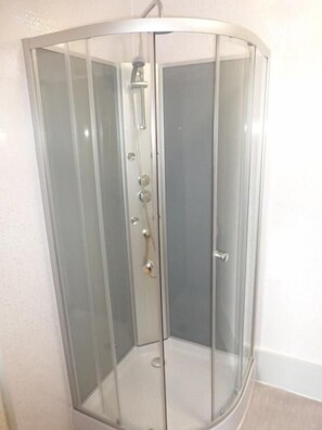 Bathroom shower - Chez Keona (Le Vigeant)