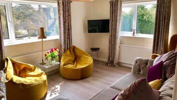 Apartemen, Beberapa Tempat Tidur | Ruang keluarga | TV layar datar